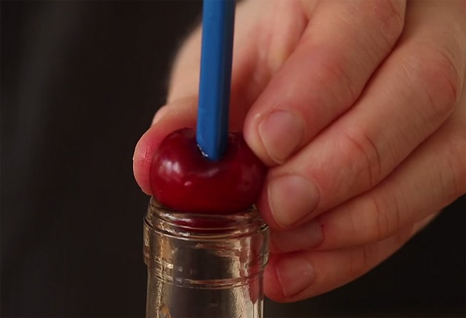 Désosser cerises facilement