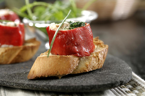 Piquillo pain grillé avec du thon et au fromage bleu
