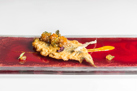 Anchois farcis à la crème molle Cabrales fromage, pomme vinaigrette et les poivrons en purée