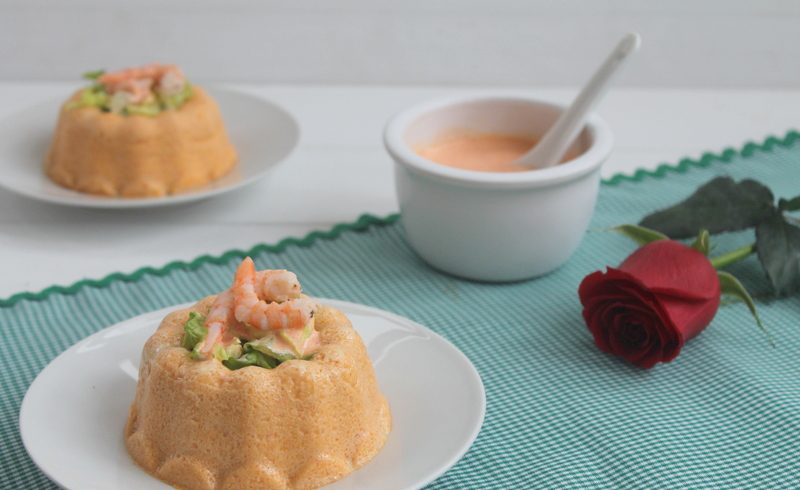 Hake et crevettes gâteau avec sauce piquillo poivre