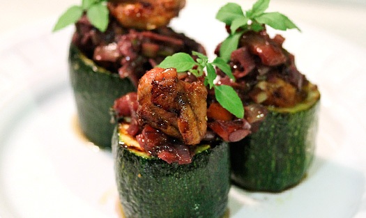 Courgettes farcies avec filets de poulet ratatouille et Mencia.