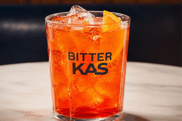 Bitter Kas: Das Erfrischungsgetränk, das bei einem Aperitif nicht fehlen darf