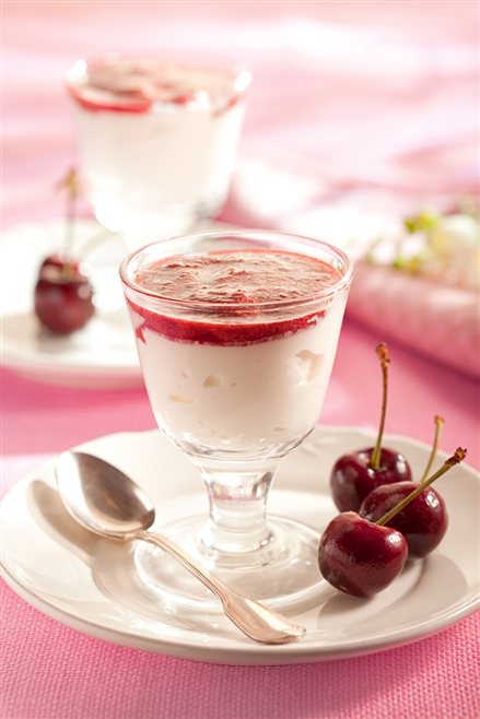 Natürliche Joghurt-Mousse und Kirschen.