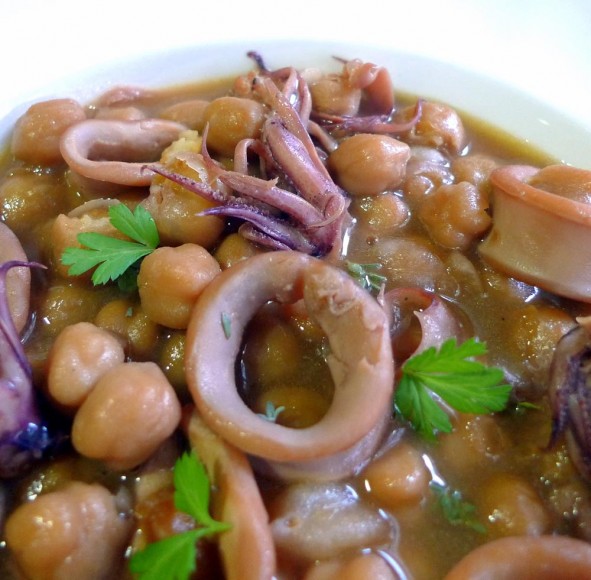 Kichererbsen mit Tintenfisch